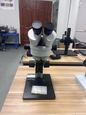 Microscopio binocular